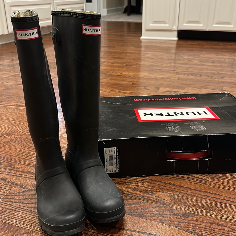 EUC Hunter Black Adjustable Back Rain Boot. W8